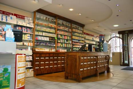 Modernisée en 2006, la pharmacie a conservé ses boiseries d’époque