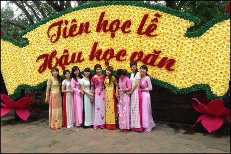 Diplômés devant le temple de la Littérature, à Hanoi 