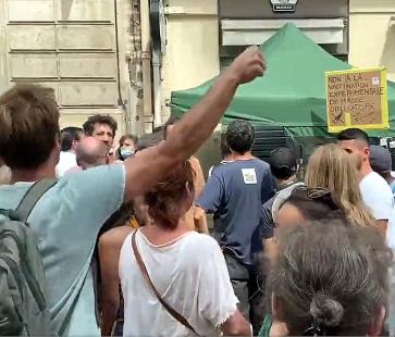 Le 31 juillet, un titulaire de Montpellier a été violemment pris à partie lors d’une manifestation anti-passe sanitaire (copie d'écran vidéo amateur)