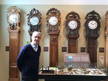 Lionel Gaudefroy au musée de l'horlogerie de Saint-Nicolas d'Aliermont, devant  des horloges du Talou