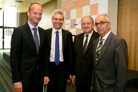 Le président du syndicat des pharmaciens allemands, Fritz Becker (3e à partir de la gauche), avec...