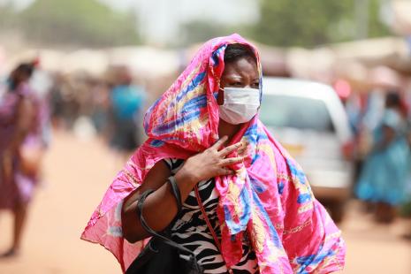Parmi de nombreuses autres initiatives, le Togo a mis en place une « force spéciale anti-pandémie » pour surveiller l’application des mesures