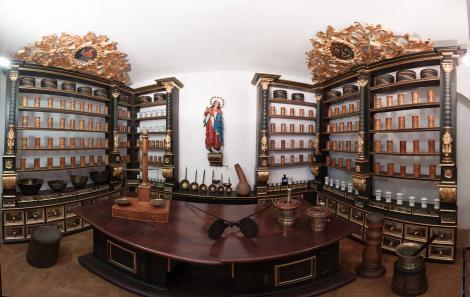 Le mobilier de la pharmacie du Collège des Jésuites, aménagée vers 1720 en style baroque