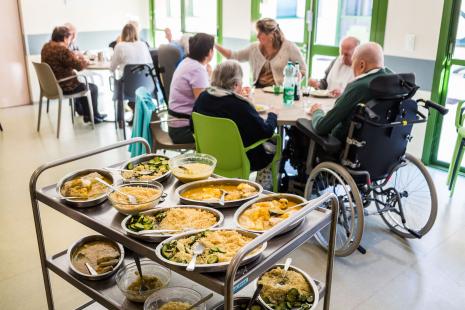 La prise alimentaire en salle à manger participe au bien-être général et à l’équilibre des résidents en associant le maintien du lien social et l’autonomie